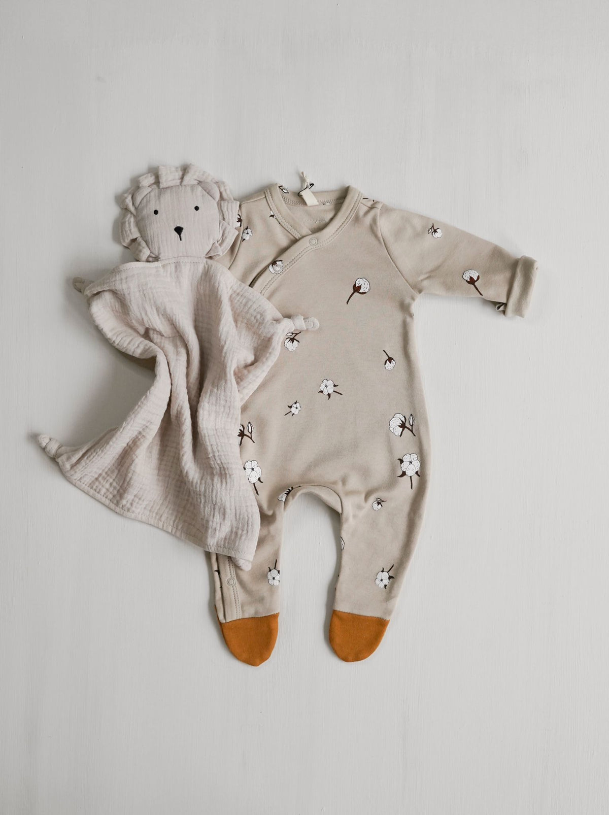 Cottonfield Suit with contrast feet
